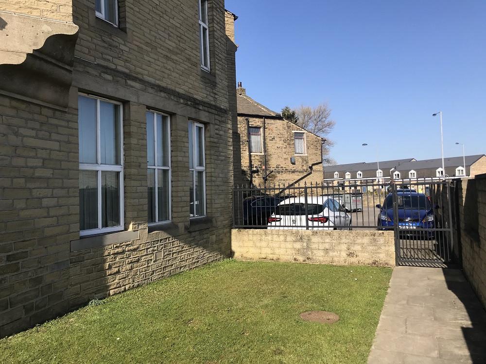 Victoria Road, Eccleshill, West Yorkshire, BD2 3 bed townhouse £700 pcm (£162 pw)