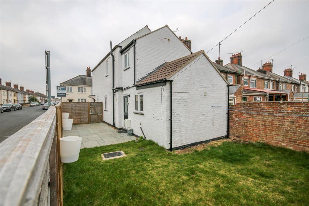 Thistlemoor Road, Peterborough... 2 bed detached house £170,000