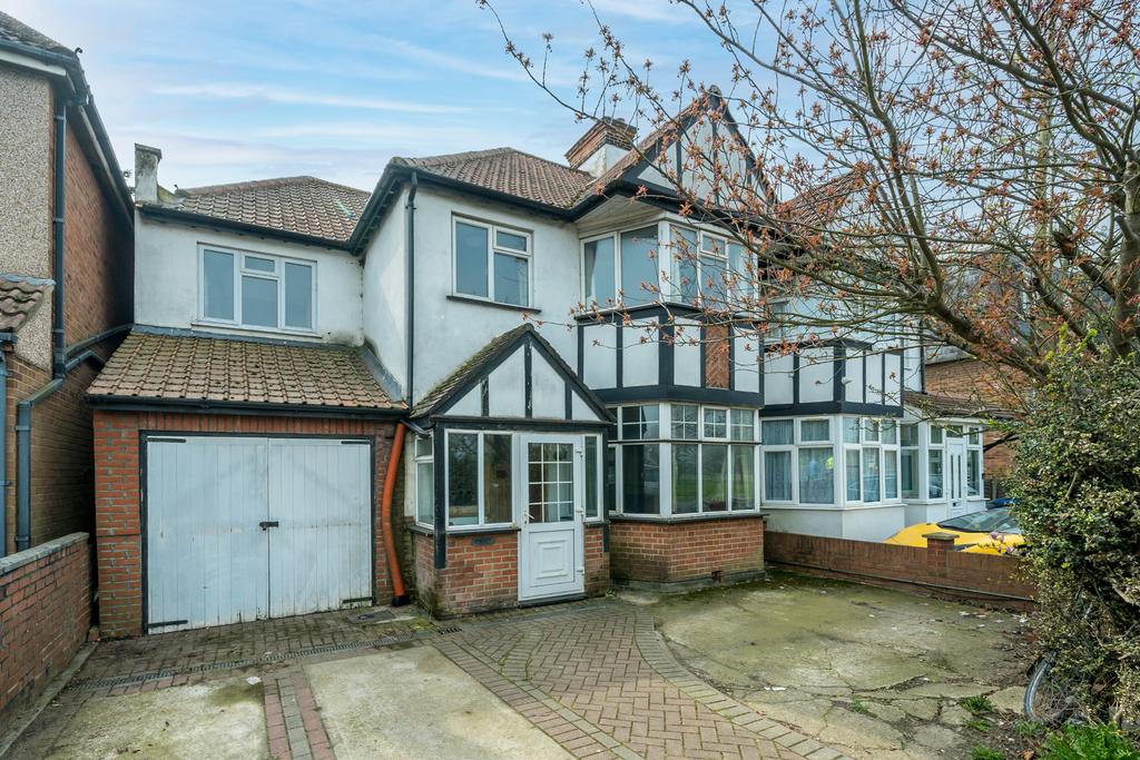 Kingsbury Road, London, NW9 6 bed house £750,000