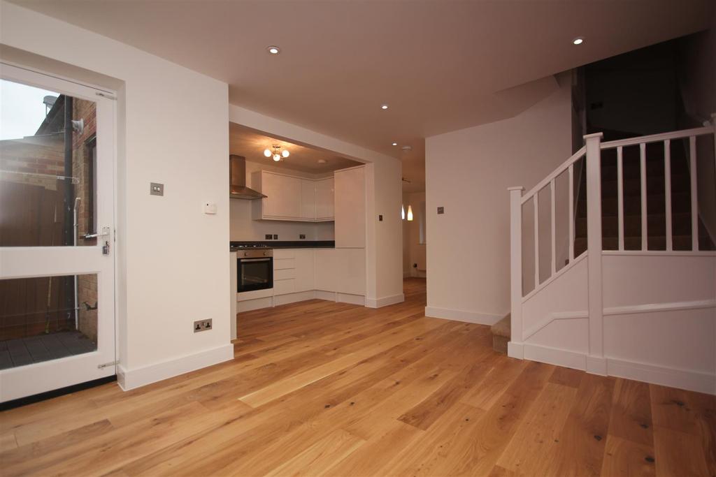 John Maurice Close, London SE17 4 bed terraced house £3,300 pcm (£762 pw)