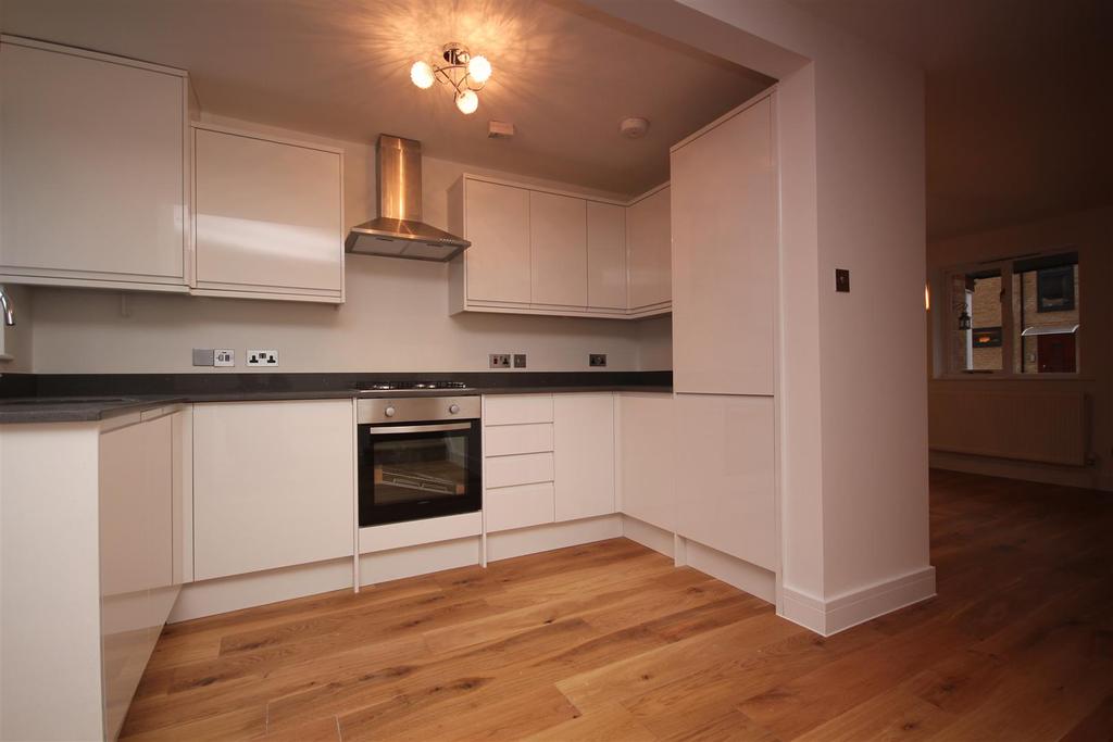 John Maurice Close, London SE17 4 bed terraced house £3,300 pcm (£762 pw)