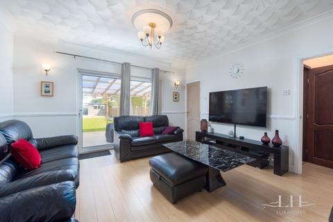4 bedroom end of terrace house for sale - Hainault Road, Romford