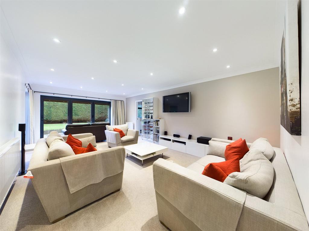 Chosen Drive, Churchdown, Gloucester... 3 bed detached house £470,000