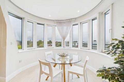 1 bedroom apartment for sale, Thames Edge Court, Clarence Street, Staines-Upon-Thames, Surrey, TW18