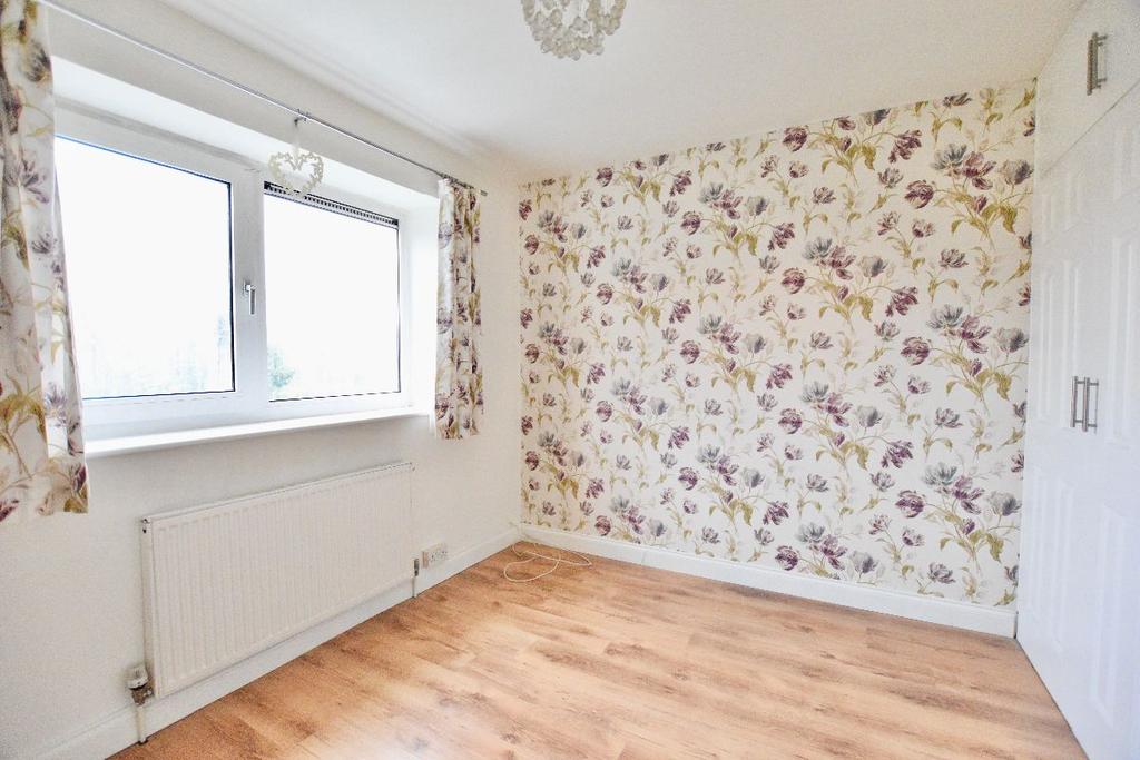 Huntsman Road, IG6 2 bed terraced house £1,500 pcm (£346 pw)