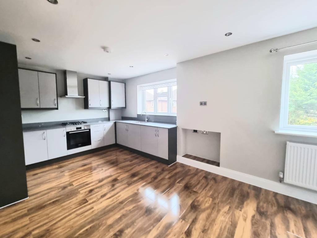 Southbourne Gardens, Ruislip HA4 2 bed flat £1,600 pcm (£369 pw)