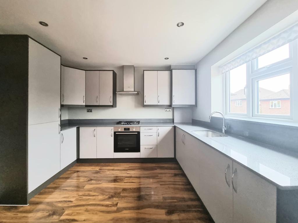 Southbourne Gardens, Ruislip HA4 2 bed flat £1,600 pcm (£369 pw)