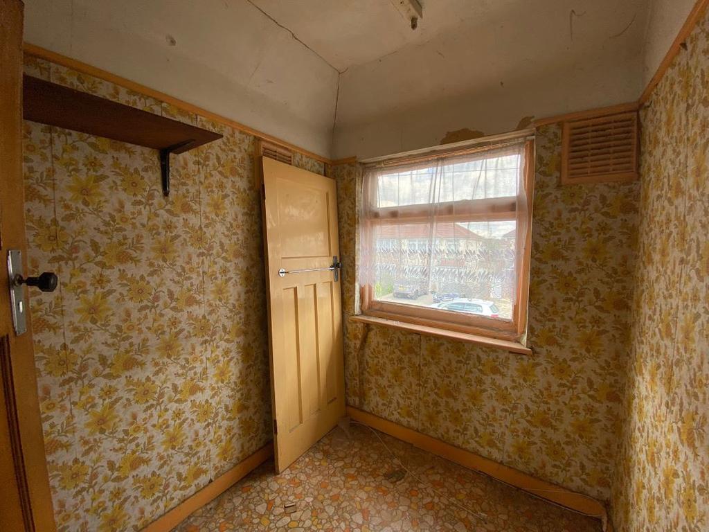 64 Cambourne Avenue, Edmonton, London, N9 8QG 3 bed end of terrace