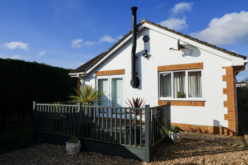 Pagham, Bognor Regis 2 bed detached bungalow £435,000