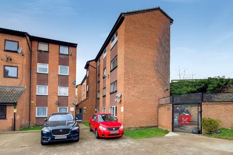 1 bedroom flat to rent, Gurney Close, Barking, IG11