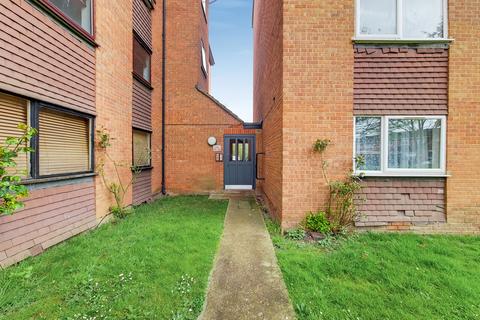 1 bedroom flat to rent, Gurney Close, Barking, IG11