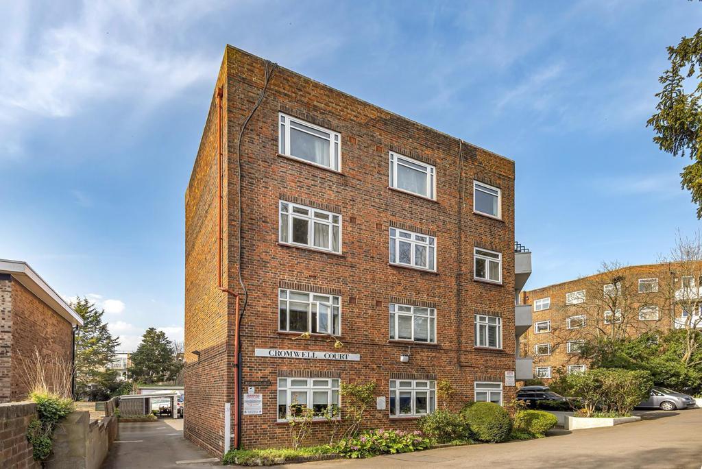 Cromwell Court, Kingston Hill, Kingston Upon Thames, KT2 3 bed flat £499,950
