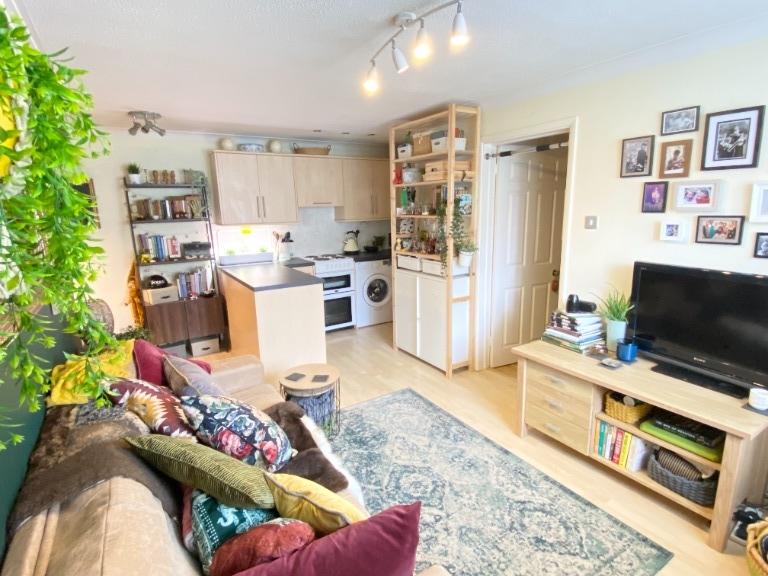 Broadhurst, Farnborough, GU14 1 bed flat £170,000