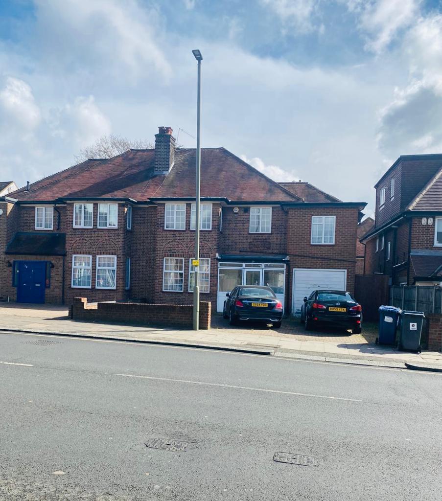 Edgwarebury Lane, Edgware HA8 4 bed semidetached house £2,800 pcm (£