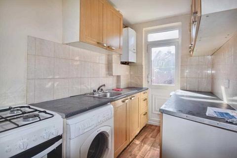 4 bedroom terraced house to rent, Gorringe Park Avenue, Mitcham