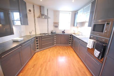 3 bedroom flat to rent, Woodlands Avenue, Cults, AB15