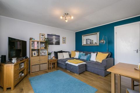 9/8 Sheriff Park, Edinburgh, EH6 6DY