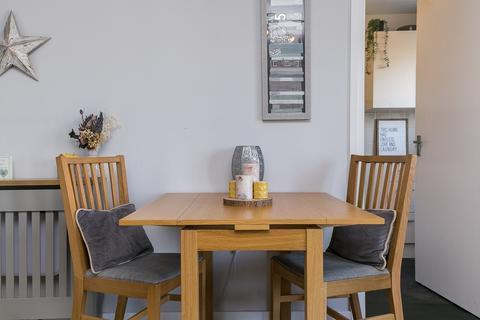 9/8 Sheriff Park, Edinburgh, EH6 6DY