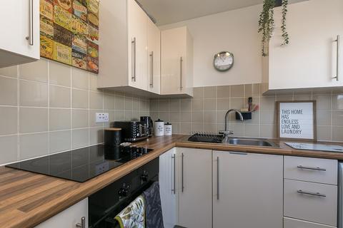 9/8 Sheriff Park, Edinburgh, EH6 6DY
