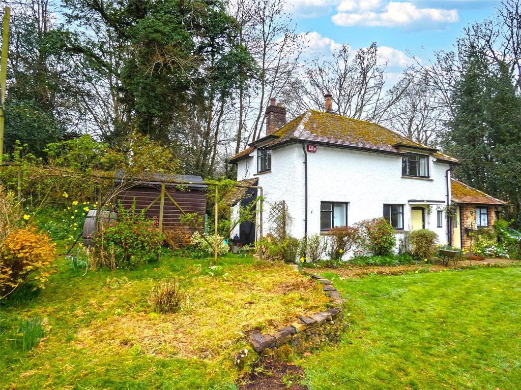 Huntsbottom Lane, Liss, Hampshire, GU33 2 bed detached house £1,550