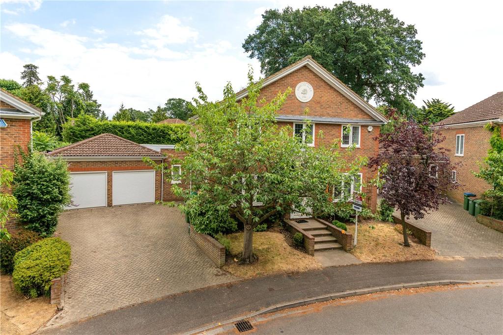 Rosslyn Park, Weybridge, Surrey, KT13 4 bed detached house £4,000 pcm
