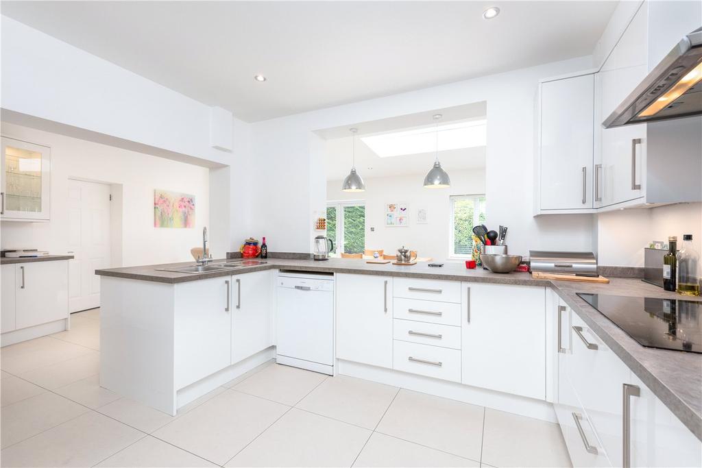 Rosslyn Park, Weybridge, Surrey, KT13 4 bed detached house £4,000 pcm