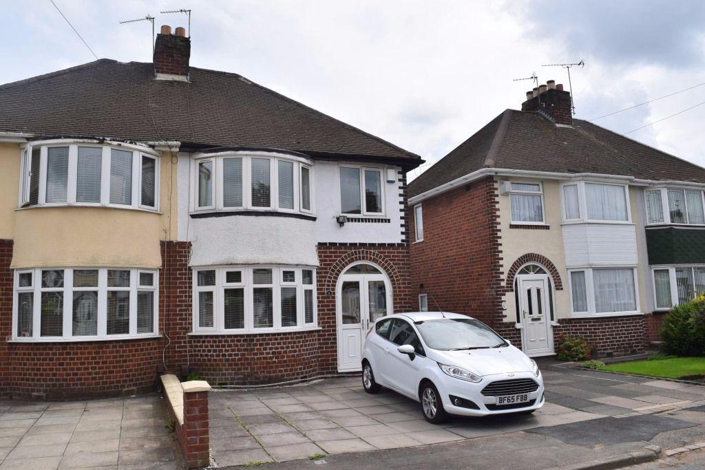 Petersfield Drive, Rowley Regis, B65 0SA 3 bed semidetached house £