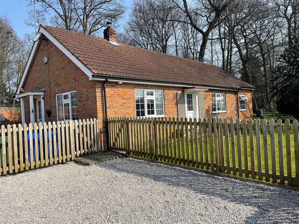 Newbridge Lane, Wilberfoss, York 3 bed detached bungalow £700 pcm (£