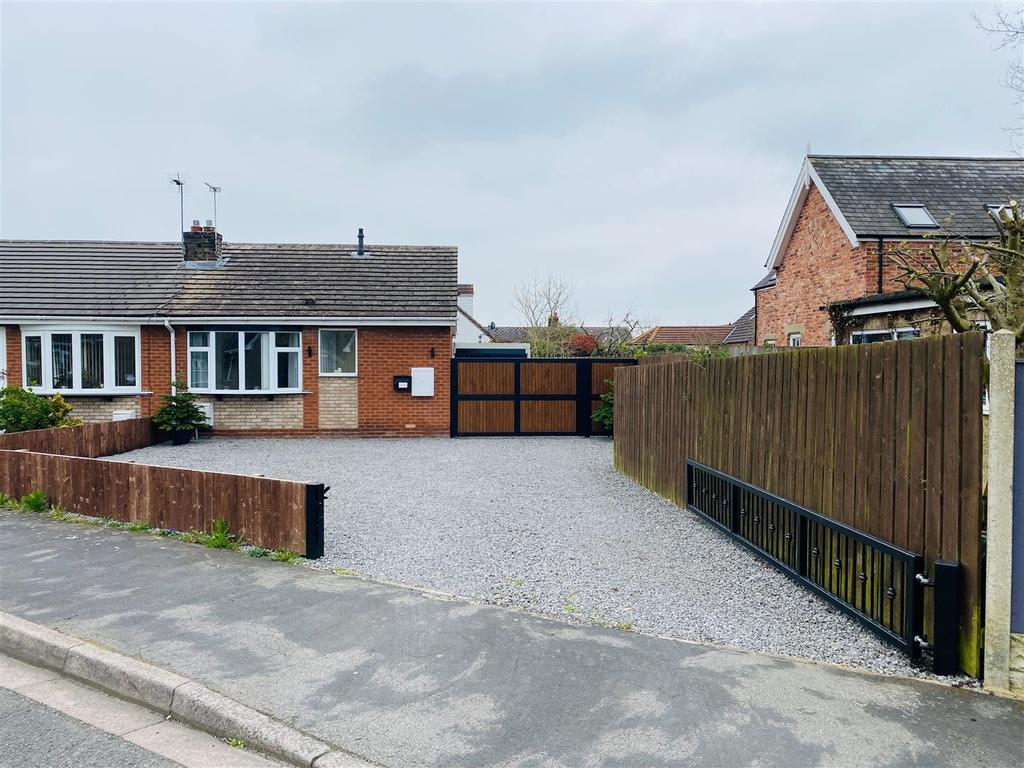 Willow Garth, Eastrington, Goole 2 bed semidetached bungalow £150,000