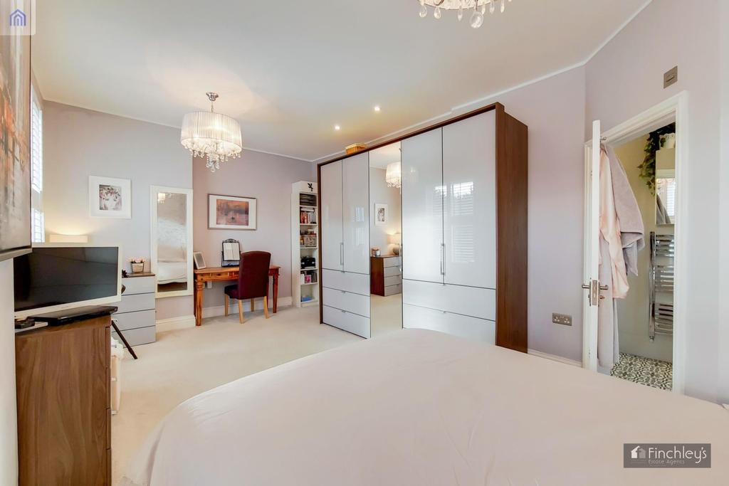 10 Main Bedroom-0.jpg