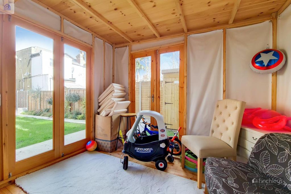 8 Outbuilding-0.jpg