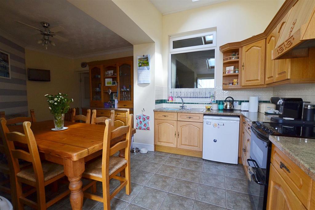Kitchen...JPG