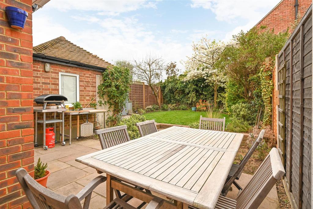 Sunbury Lane, WaltonOnThames 4 bed semidetached house £585,000