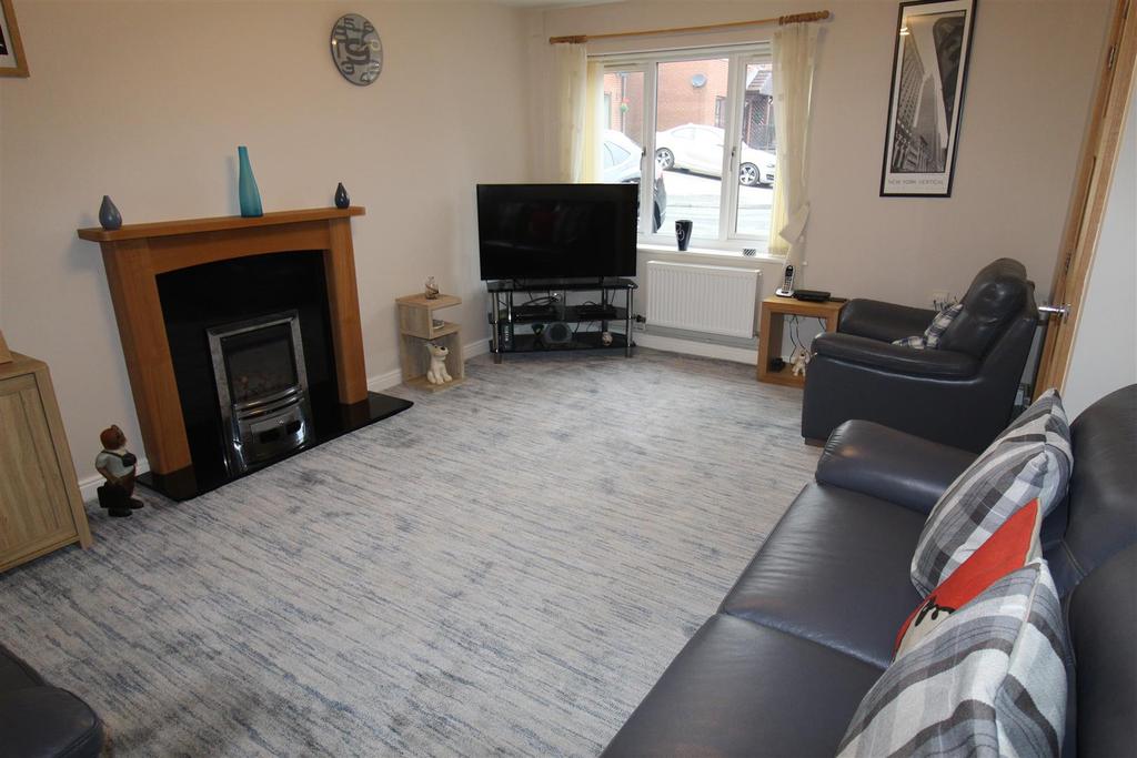 Pembroke Close, Horwich, Bolton 3 bed semidetached house £950 pcm (£