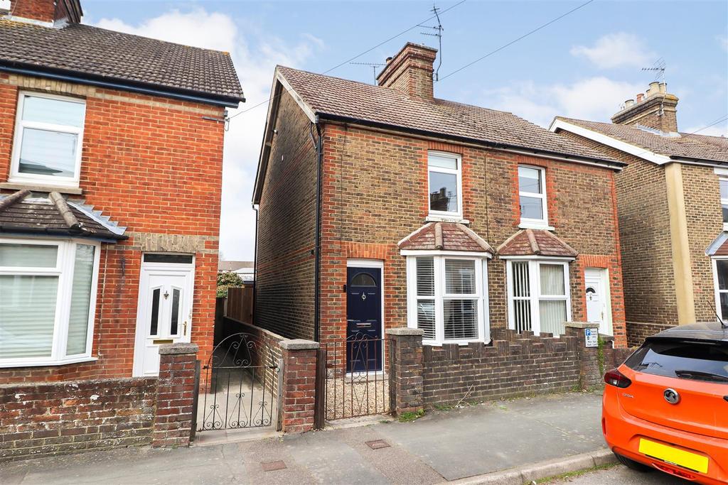Gladstone Road, Horsham 2 bed semidetached house £400,000
