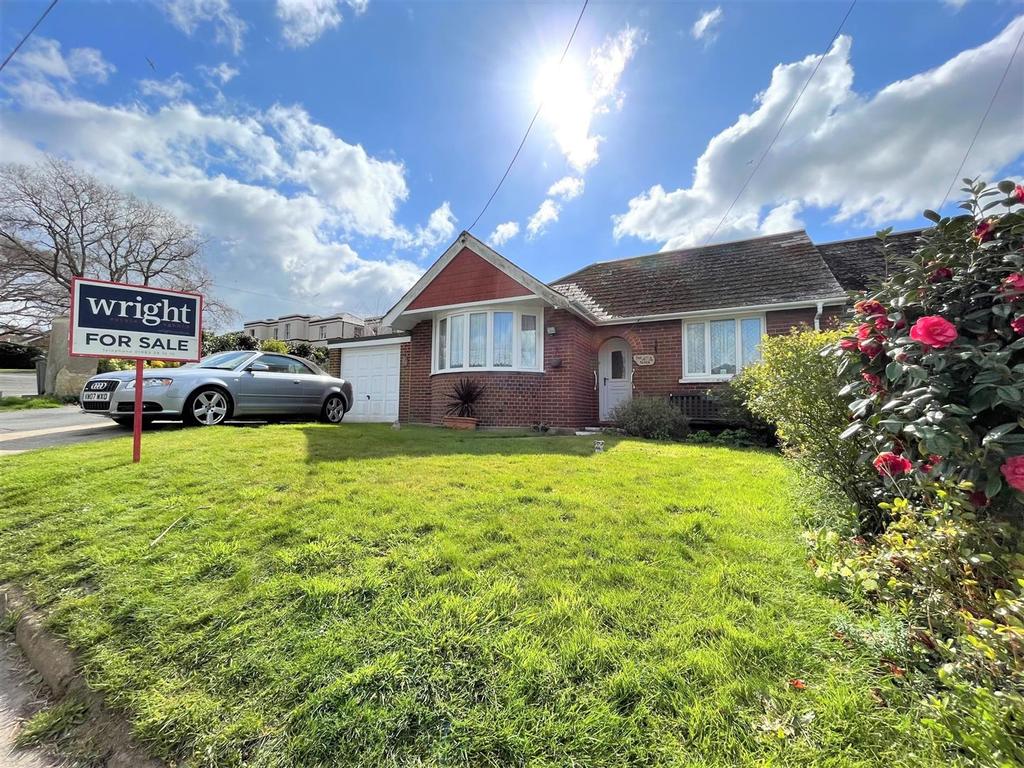 Millfield Avenue, East Cowes 3 bed semidetached bungalow £310,000