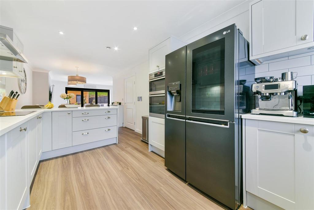 Castleridge Drive, St Clements Lakes, Greenhithe 4 bed house £660,000