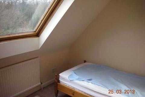 2 bedroom flat to rent - Off Oak Street