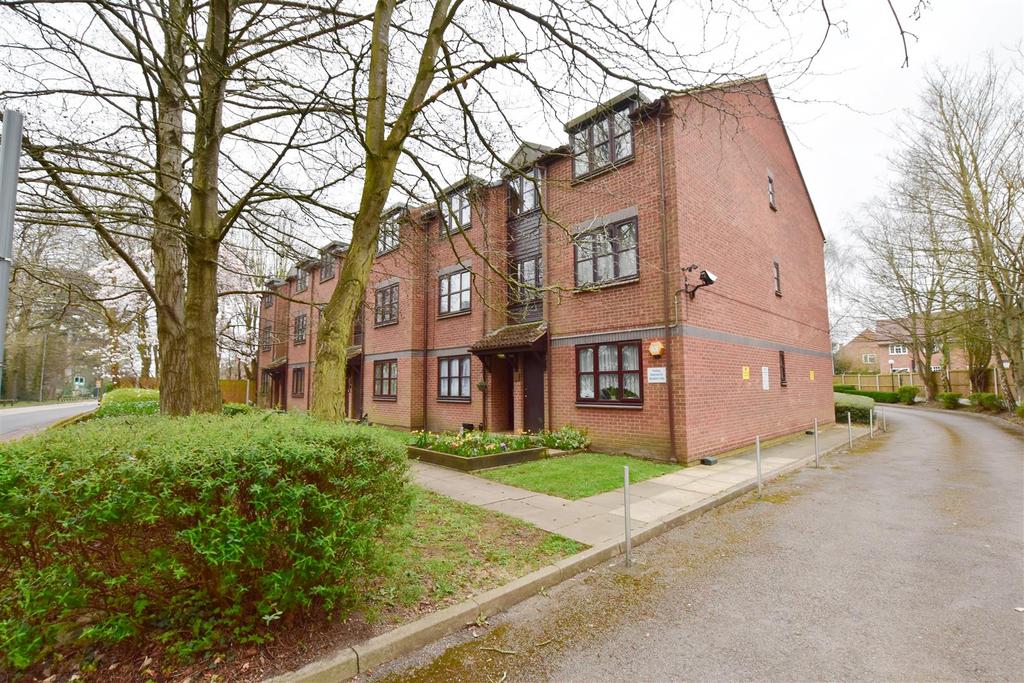 Farriers Court, Horseshoe Lane, Watford 1 bed flat £950 pcm (£219 pw)