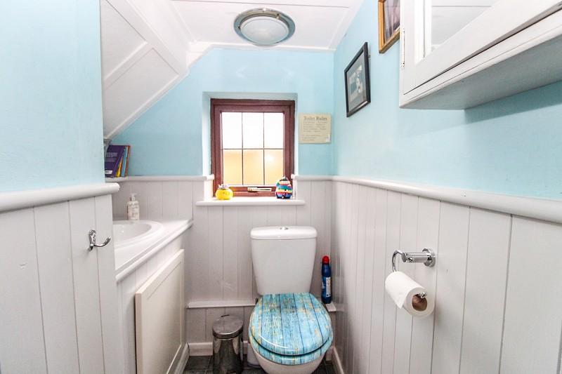 Limes Avenue, Horley, Surrey. RH6 9DG 3 bed semidetached house £625,000