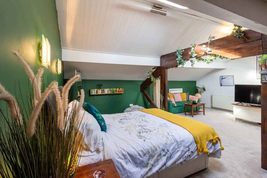 Bedroom 1 (Double)