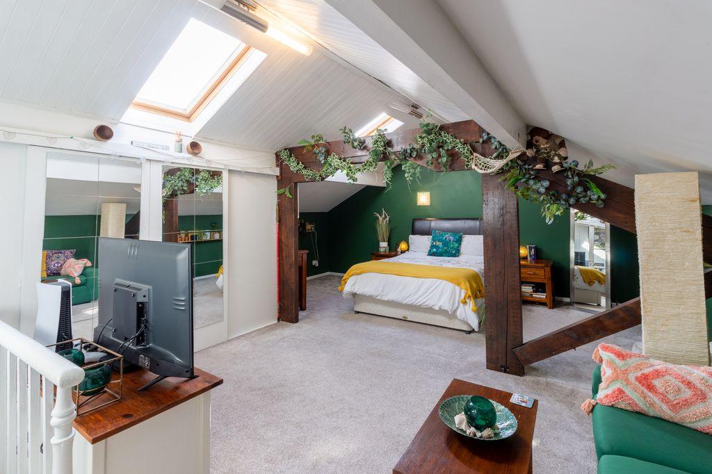 Bedroom 1 (Double)