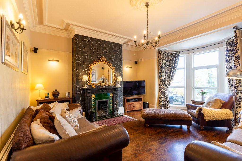 The Crescent, Hipperholme, Halifax HX3 8NQ 5 bed terraced house £400,000