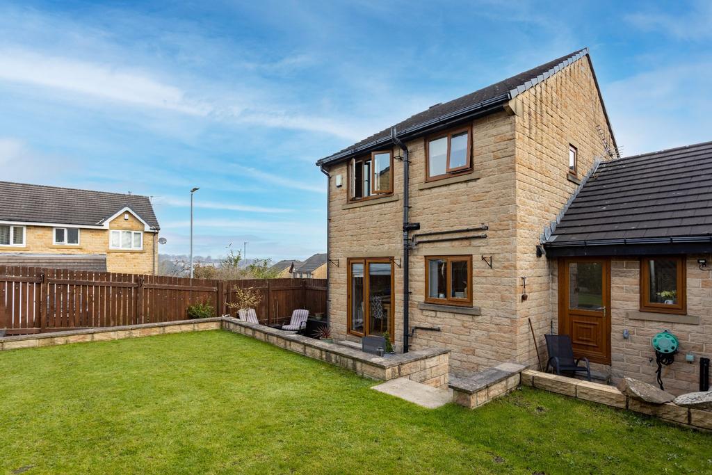 Calder View, Rastrick, HD6 3DQ 3 bed detached house £275,000