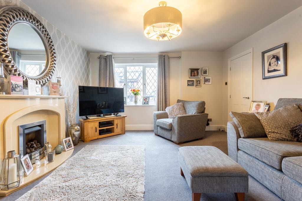Calder View, Rastrick, HD6 3DQ 3 bed detached house £275,000