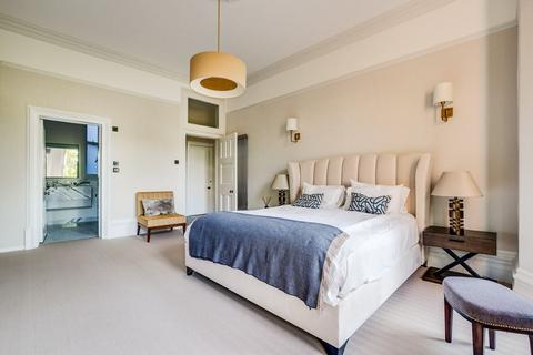 4 bedroom apartment to rent, Cranley Mansions, Gloucester Road, London