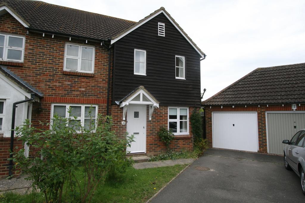 William Judge Close, Tenterden TN30 2 bed semidetached house £1,000