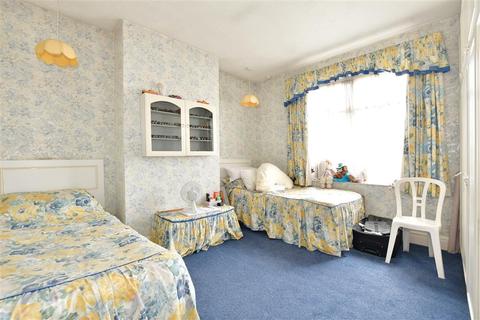 93 Woodford Avenue, Ilford, IG2 6UX