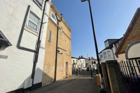 86b Eardley Road, London, SW16 6BL