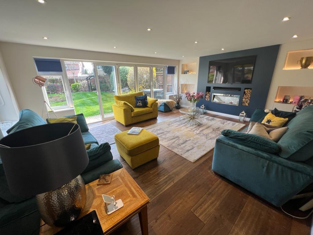 Vicarage Avenue, Egham, Surrey, TW20 4 bed detached house £900,000